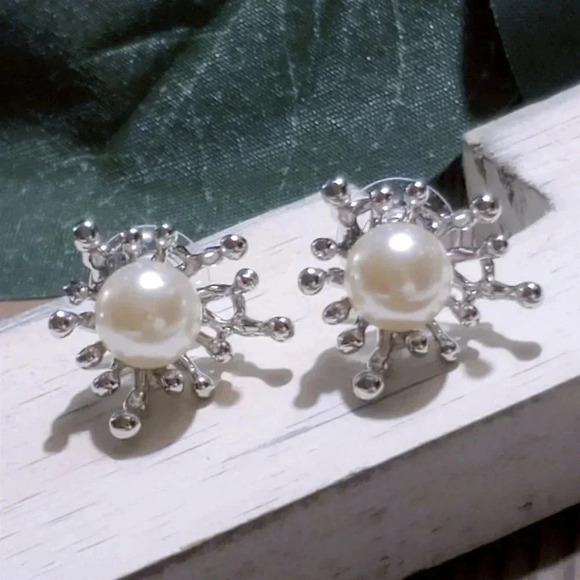 Abstract Art Silver Off White Starburst Glass Pearl Platinum Plate Stud Earrings - Picture 4 of 8